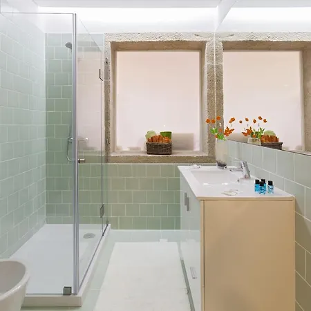 Merc Vitoria's Place Порту